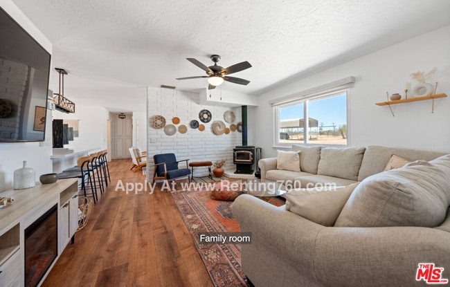 Building Photo - Updated 3 Bed 2 Bath Home on 2.5 Fenced In Acres with paid SOLAR PANELS!!