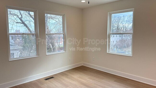 Building Photo - 240 Mcgregor Ave