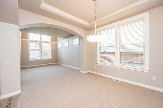 Building Photo - 4 Bedroom 2.5 bath over 2900 square feet i...