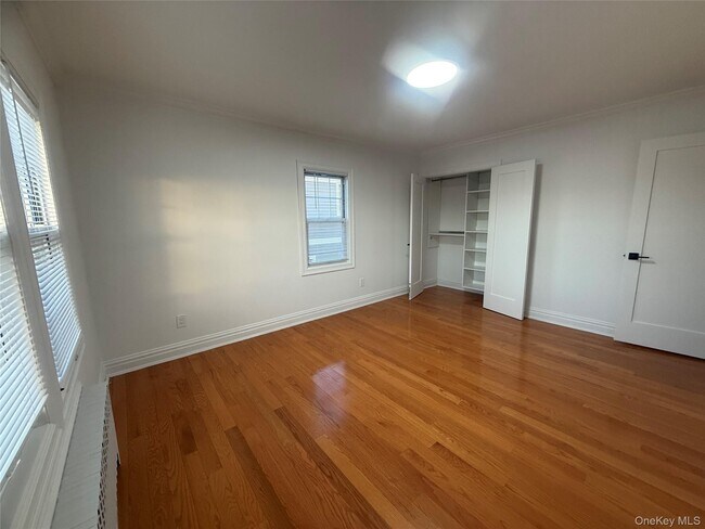 Building Photo - 260 Gainsborg Ave