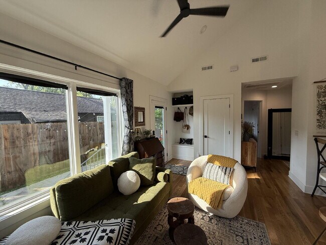 Building Photo - Secluced 800 Sq Ft 1-Bed Gem in Nashville’...