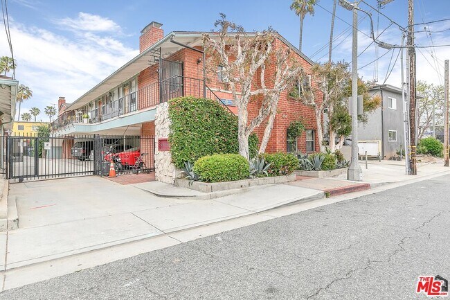 Building Photo - 2029 Cloverfield Blvd