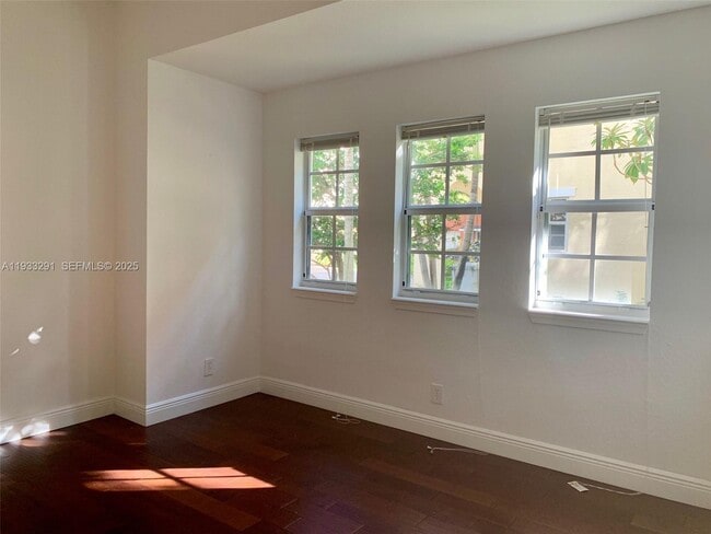 Building Photo - 218 SW 6th Pl