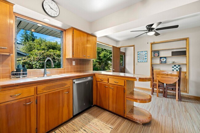 Building Photo - Mid-Century Classic! 3bd/3ba 2700 sf Short...