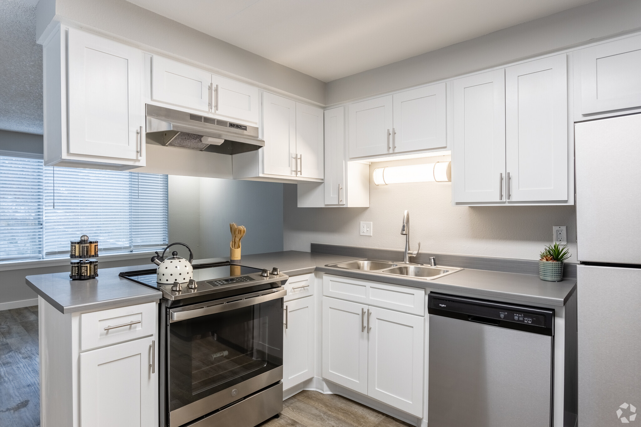 1BR, 1BA - 750SF - Somerset Terrace