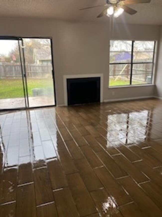 Building Photo - Large 3 bed 2 bath duplex