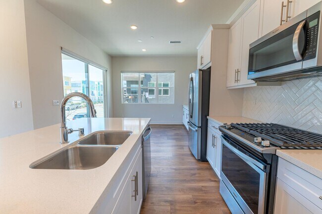 Building Photo - Otay Ranch Two Weeks FREE  3 bd /2 ba Newer Condo w Garage, Laundry + More!