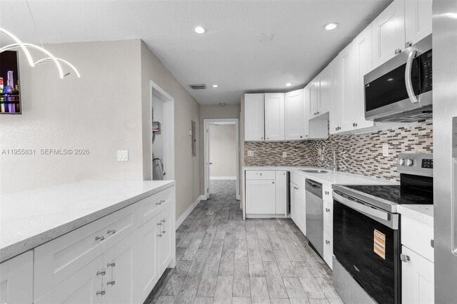 Building Photo - 2921 NW 6th Ct