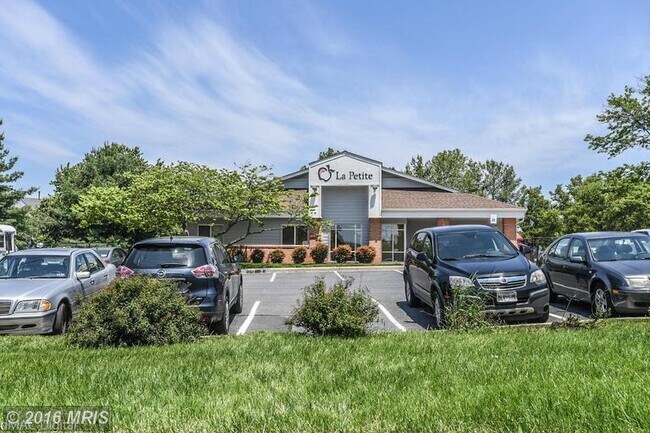 Building Photo - 2109 Bristol Dr