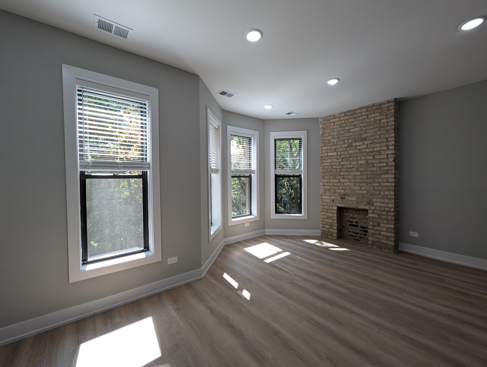Building Photo - 423 W Belden Ave