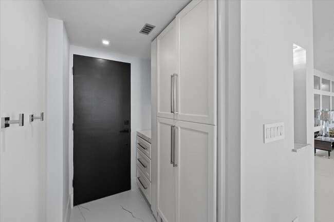 Building Photo - 4300 N Ocean Blvd