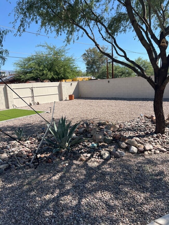 Building Photo - 4831 E Hampton St