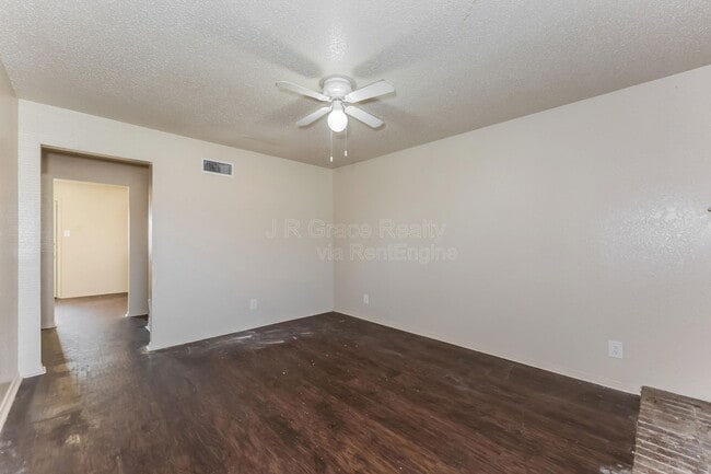 Building Photo - 5853 Shadydell Dr