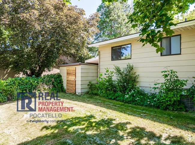 Building Photo - 5 Bedroom Home - University Area - Must See - Pet (dog) Negotiable