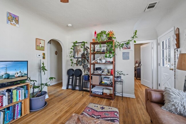 Building Photo - Excellent Main Floor Duplex Unit in Heart ...