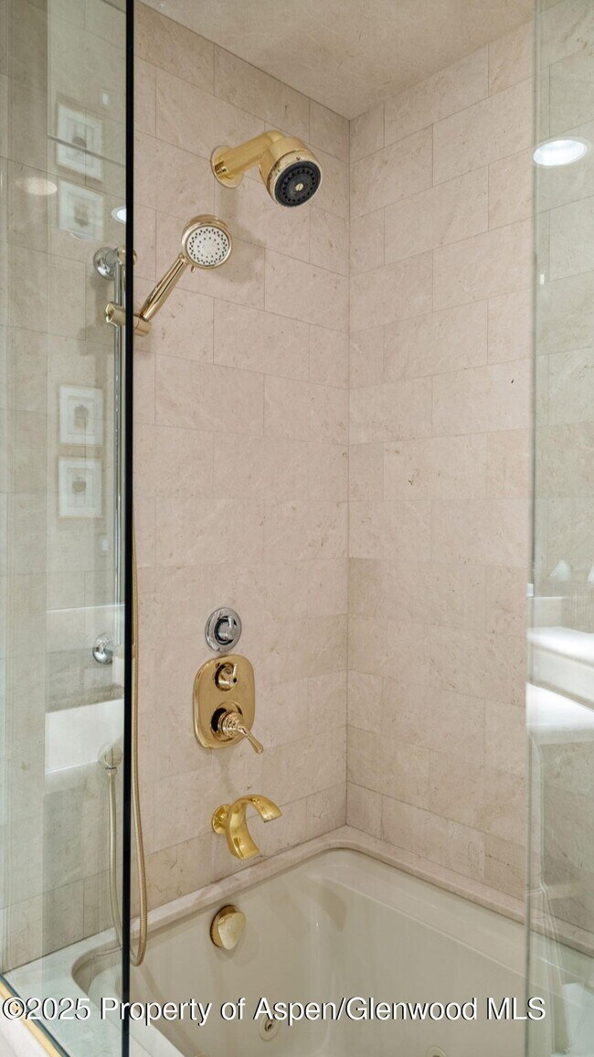 Building Photo - 715 Willoughby Way