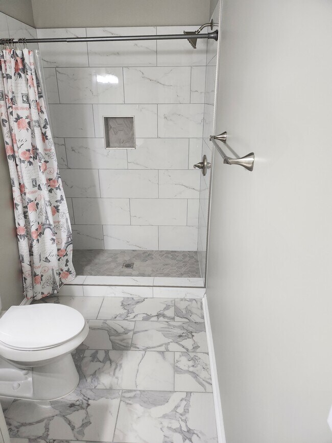 Bathroom - 5033 Lower Elm St