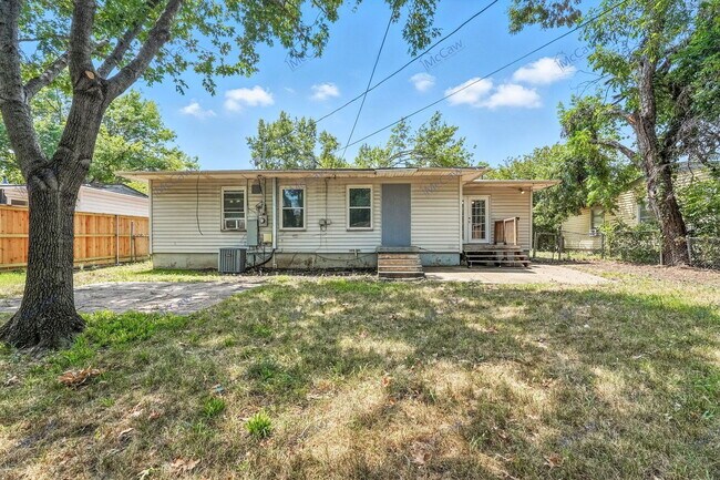 Building Photo - 1520 Hilltop Dr