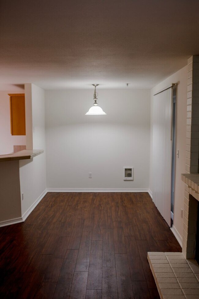 Building Photo - Two Bedroom Two Bathroom Everett Condominium