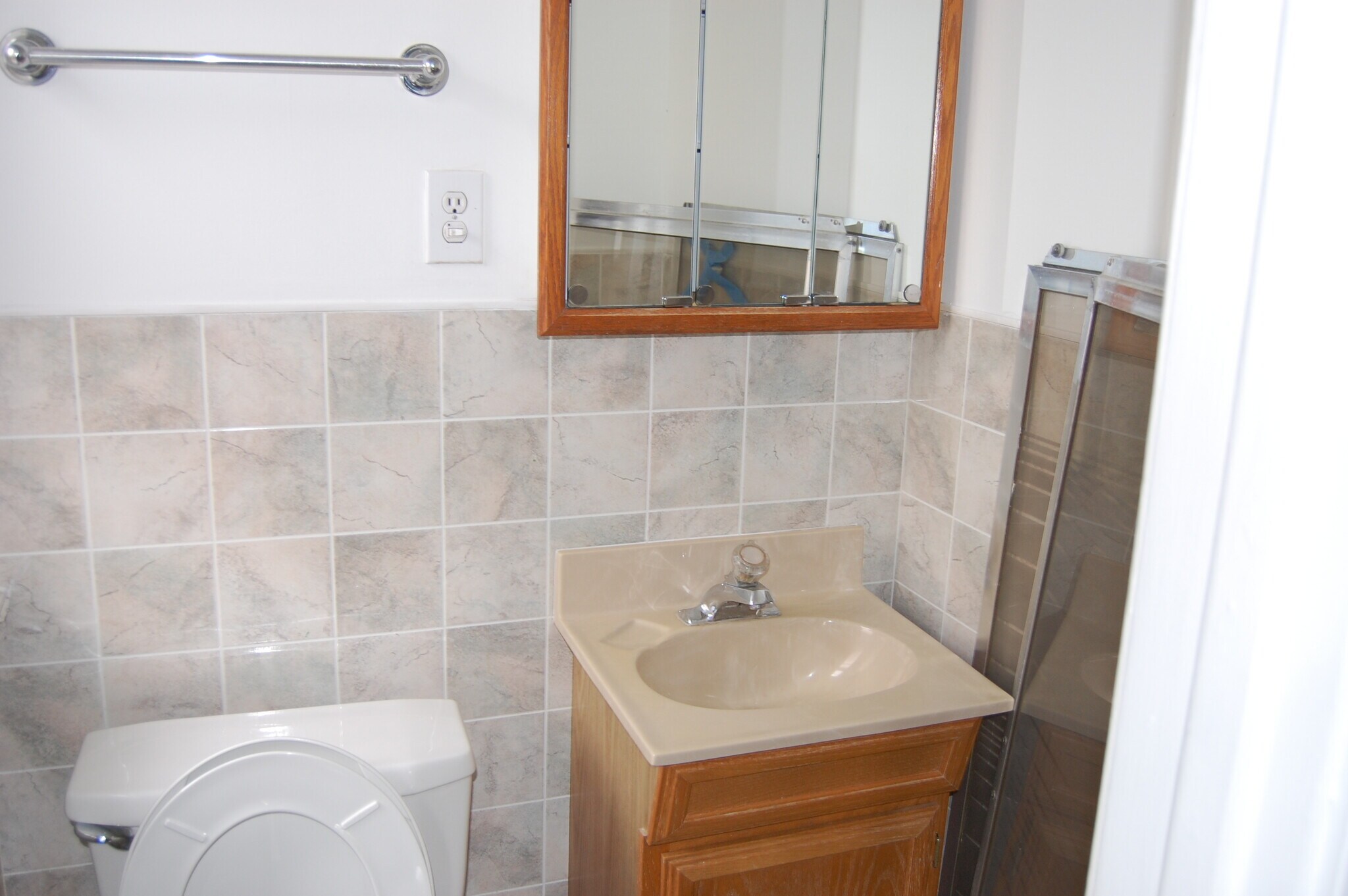 MAIN BATHROOM - 2011 W Fargo Ave