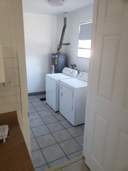 Laundry room - 5370 King Ct
