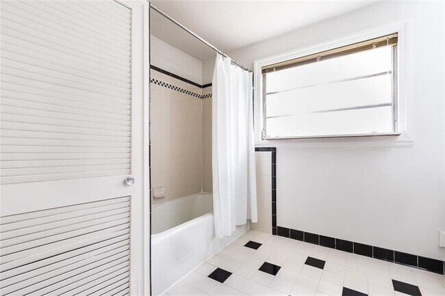 Building Photo - 132 Garden Ln