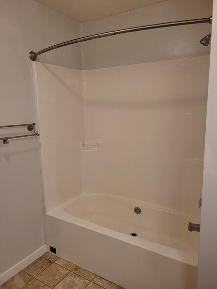 Building Photo - 6088 Pointview Ct