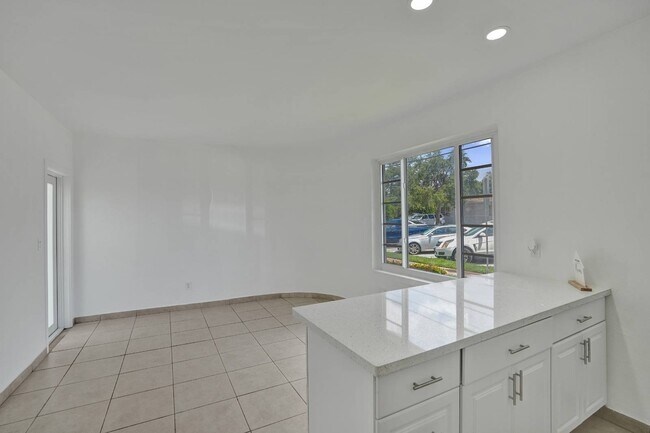 Building Photo - 2160 Bay Dr