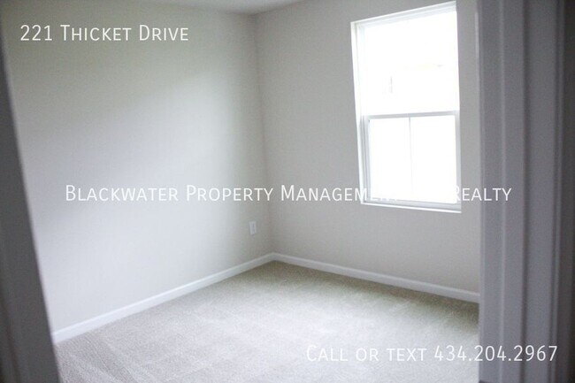 Building Photo - 221 Thicket Dr