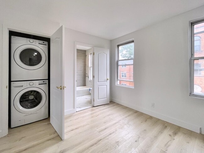 Building Photo - 379 Monmouth St