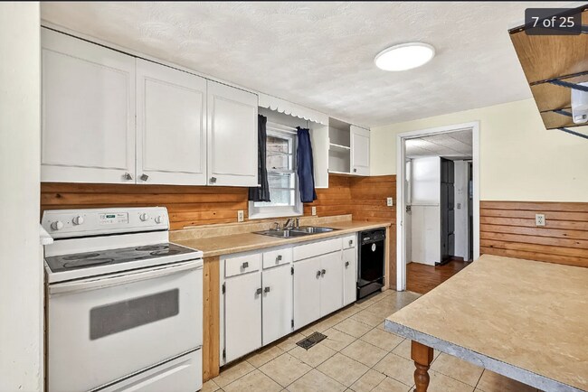 Building Photo - 3-Bedroom Home + Bonus Room in SE Springfield