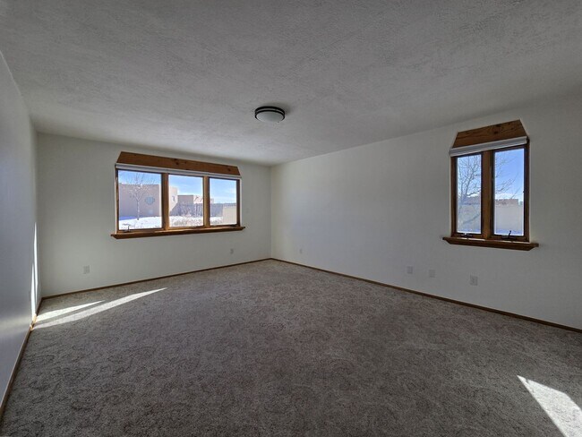 Building Photo - 19 Camerada Rd