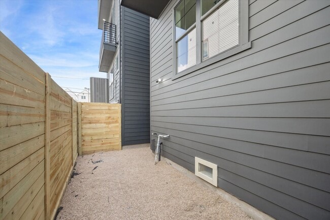 Building Photo - 2219 Bevis St