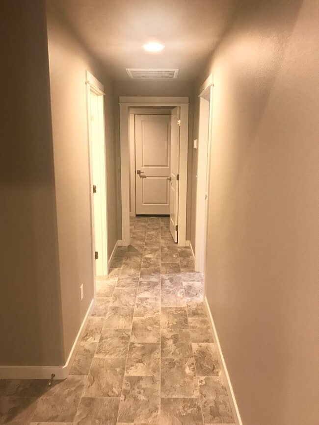Building Photo - Single level home in Sisters!