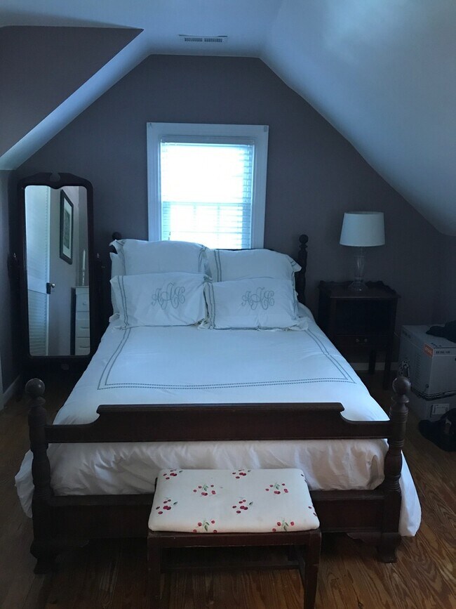 Building Photo - Beautiful 4bdrm/2.5 bath Cape-cod  located in the West End!