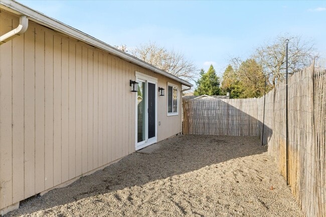 Building Photo - 106 N Buchanan Ave