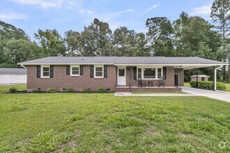 Building Photo - Convenient Country Living in this Spacious...