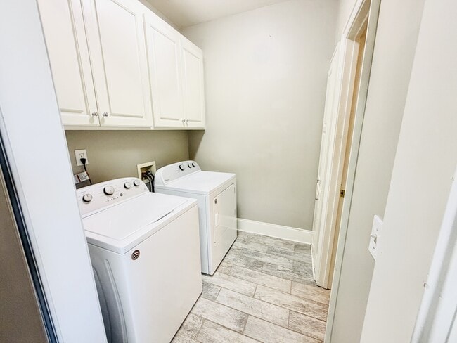 Building Photo - 207 Ivy Park Ln