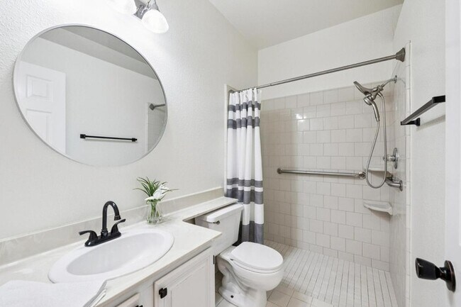 Building Photo - Charming 2BR / 2BA Condo with Patio & Garage in Half Moon Bay