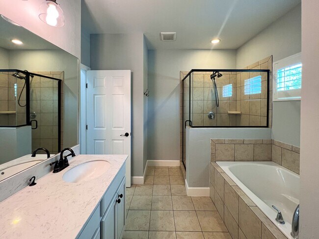 Building Photo - 3BR/2.5BA Townhouse in Sorrento - availabl...