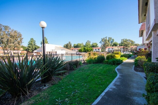 Building Photo - Spacious 3BR Condo with Pool View in Tangl...