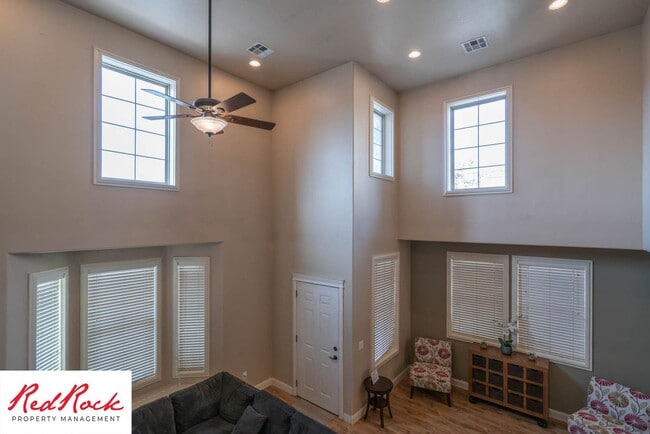 Building Photo - Move In Special- $500 Off First Month's Rent! 3 Bedroom, Fully Furnished Home.