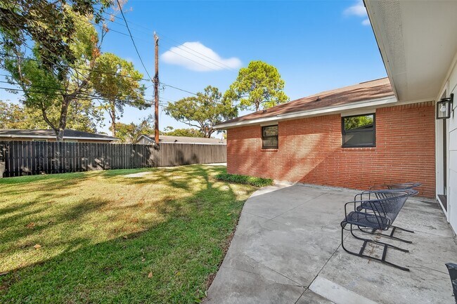 Building Photo - 9770 Cedardale Dr