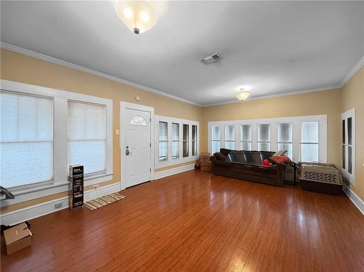 Building Photo - 521 10th Ave