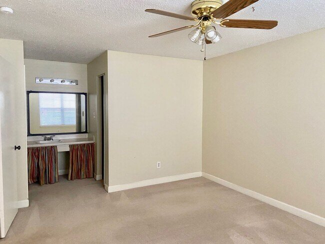 Building Photo - 2BD/1BA Condo in the Heart of Virginia Beach! Water Included!