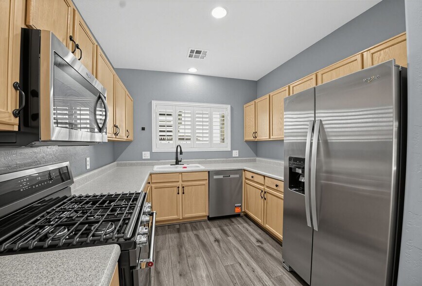 Building Photo - 205 N 74th St
