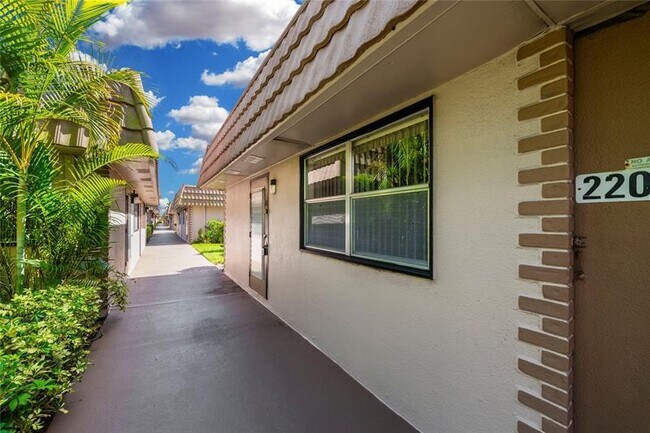 Building Photo - 220 Seville Dr