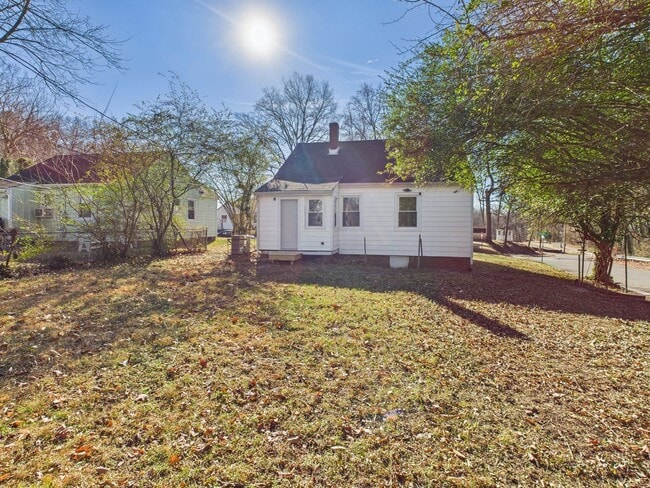 Building Photo - 500 Pelham Dr