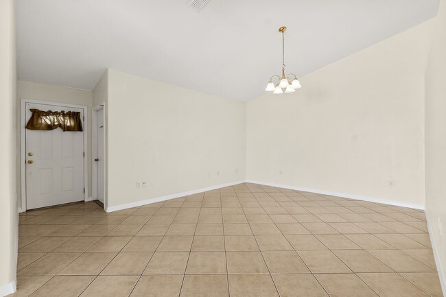 Building Photo - Spacious 3 Bedroom 2 Bath Duplex in Pine G...