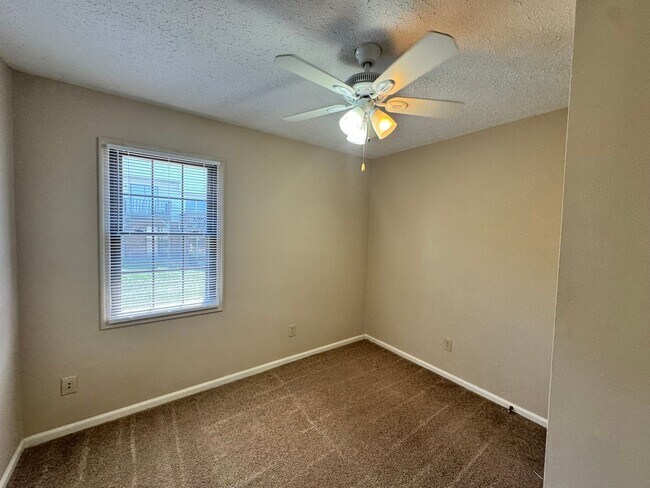 Building Photo - Great Location - Campbell County Townhome (176 Kitty Hawk Square)